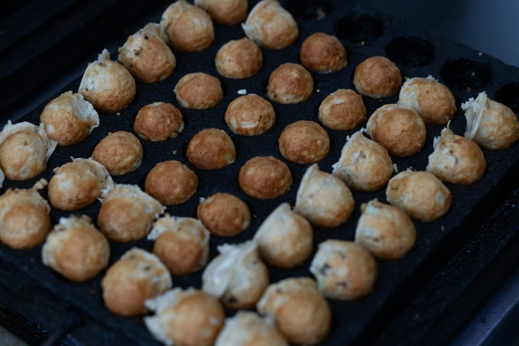 Une plaquette de takoyaki bien dorés !