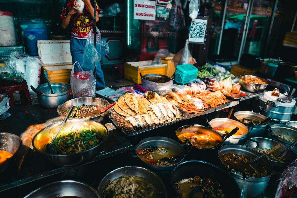 Un marché thailandais, d’un marchand qui vend plusieurs sortes de poisson et des accompagnements
