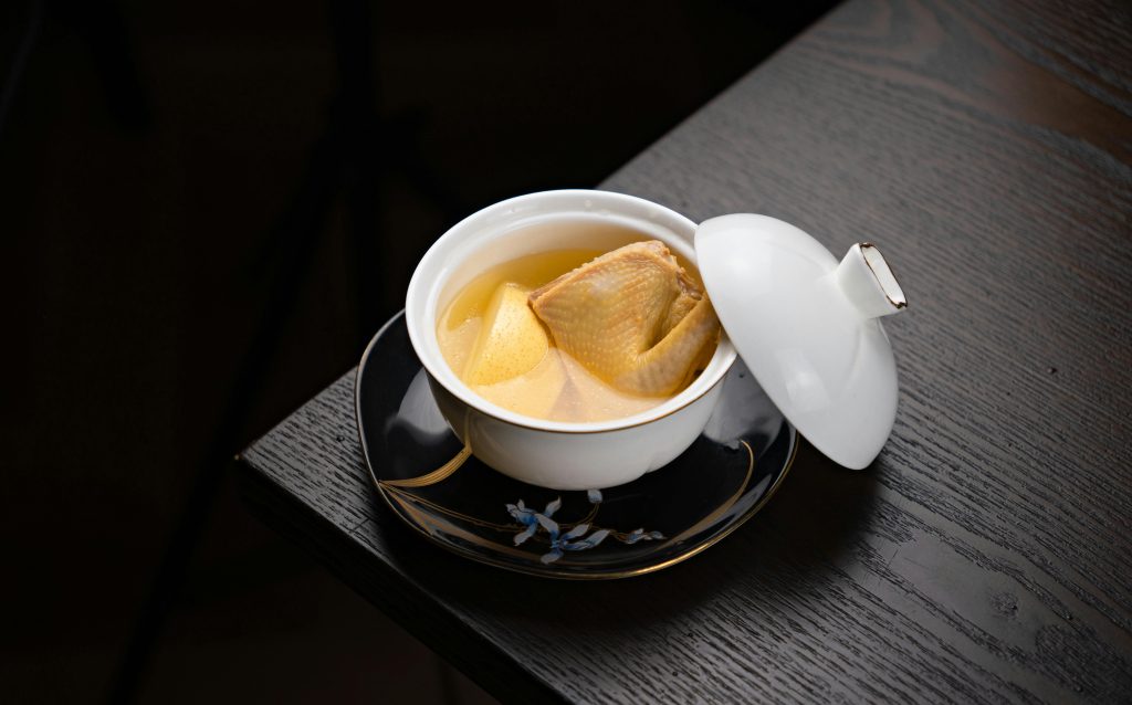 Petit bol d’un bouillon de poulet 
