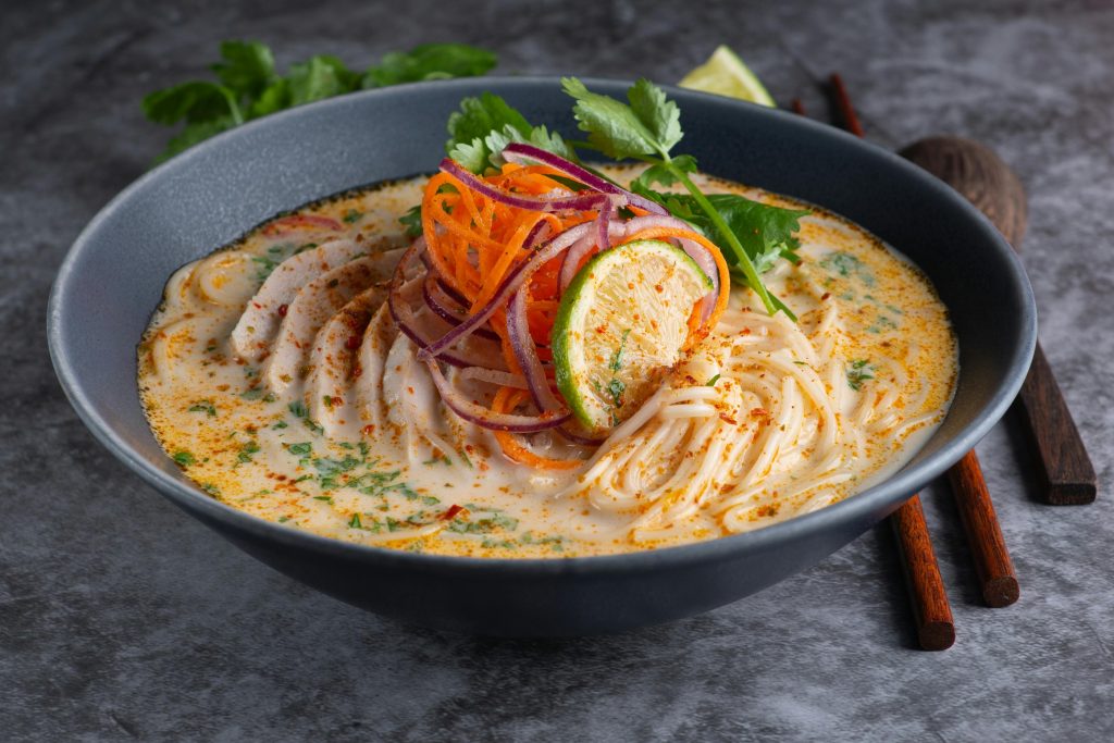 soupe au lait de coco et à la citronnelle, tom kha, originaire de Thaïlande