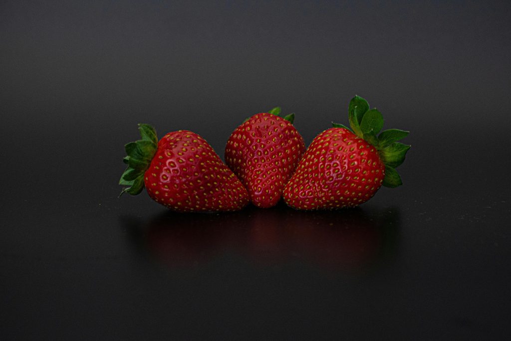 Trois fraises côte à côte