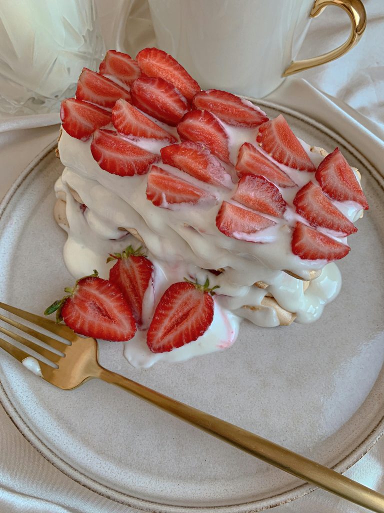 Gâteau de fraises avec de la crème par dessus