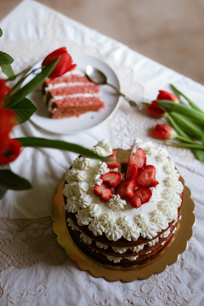 Fraisier avec une part découpée