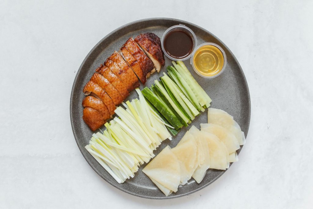 Assiette de canard à la façon chinoise, accompagné de légumes répandu en Chine