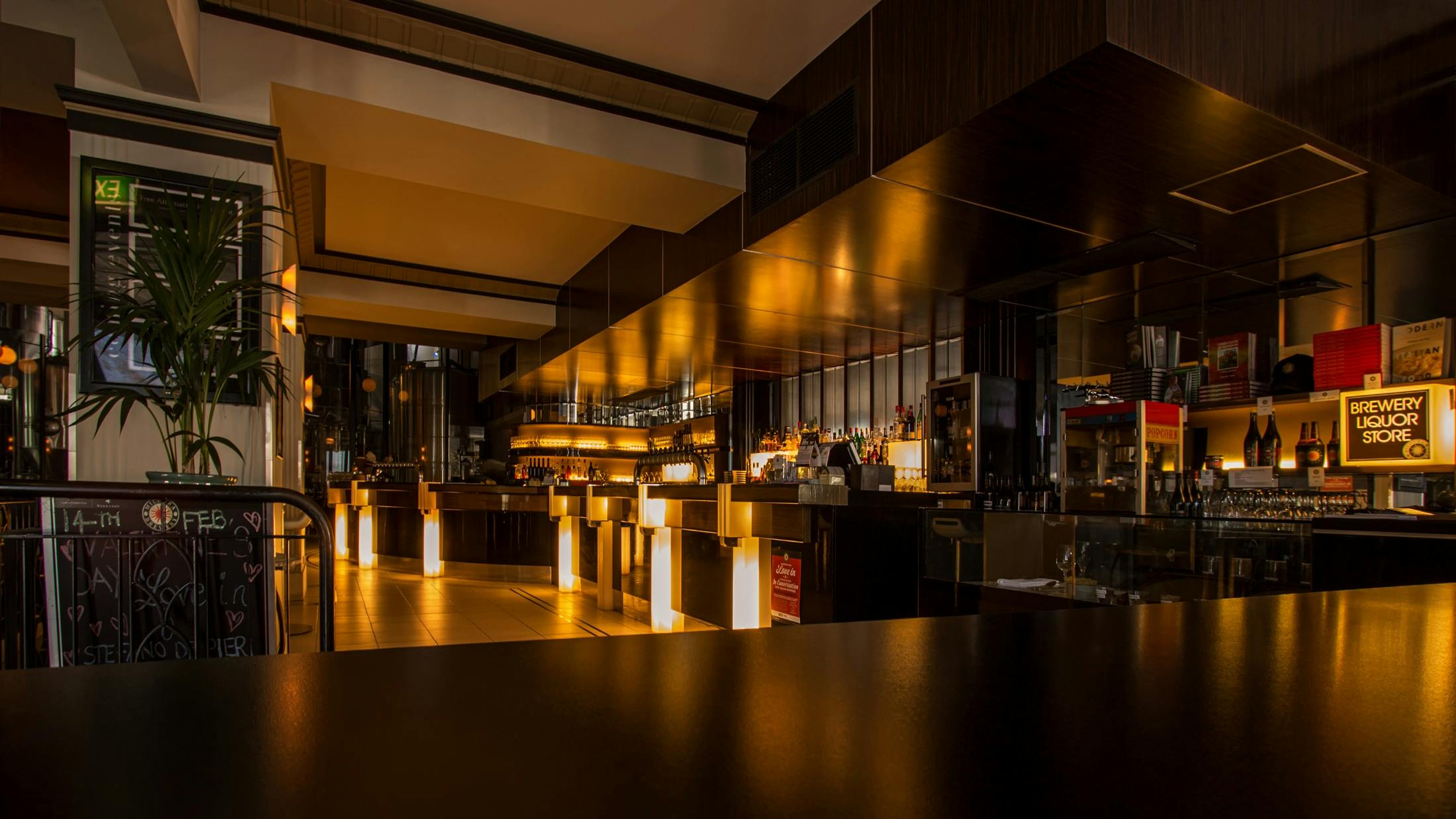 Intérieur d’un restaurant chic avec des lumières ambiantes.