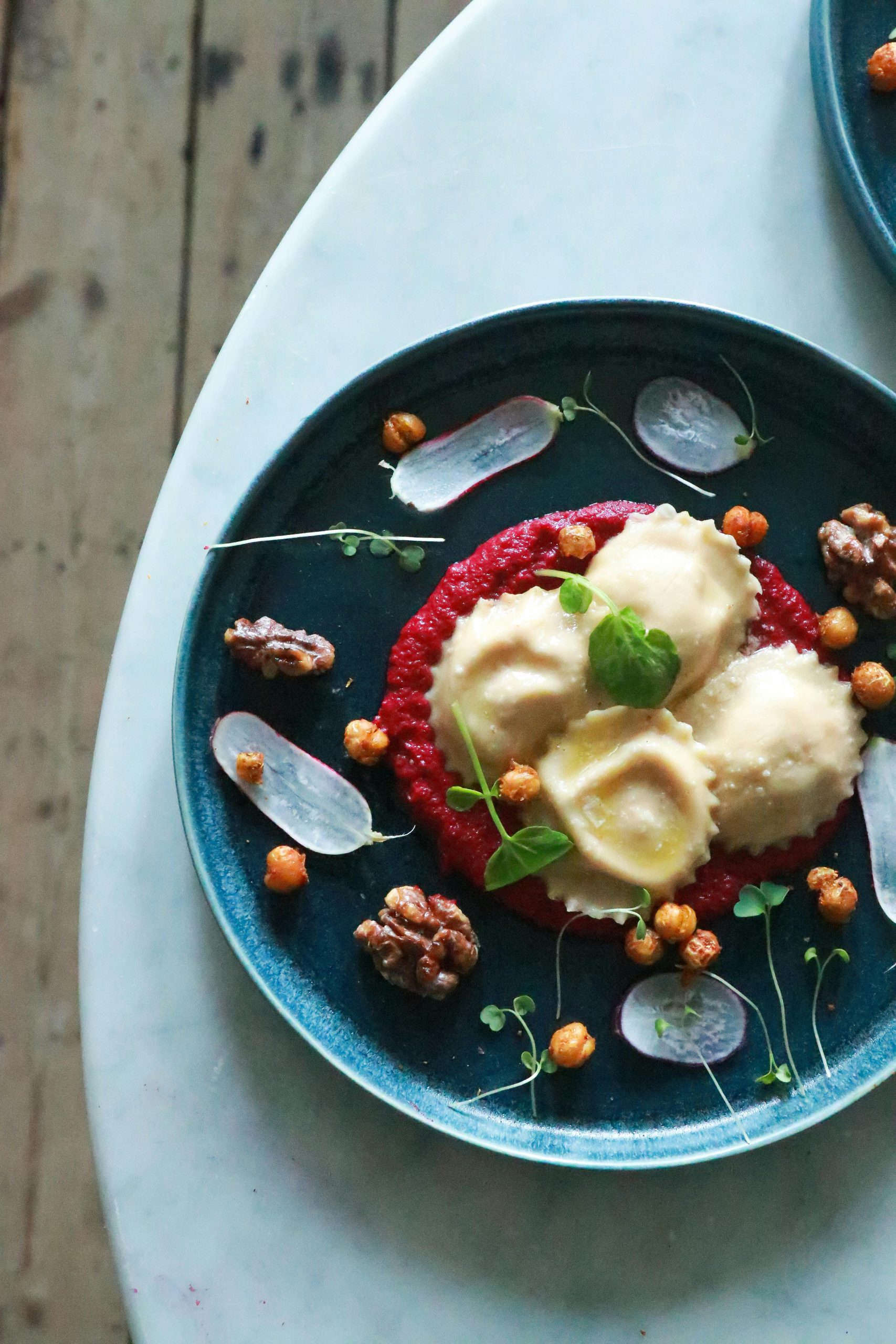 Assiette de raviolis sur son lit de sauce rouge