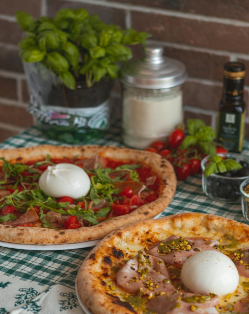 Pizza sauce avec burrata
