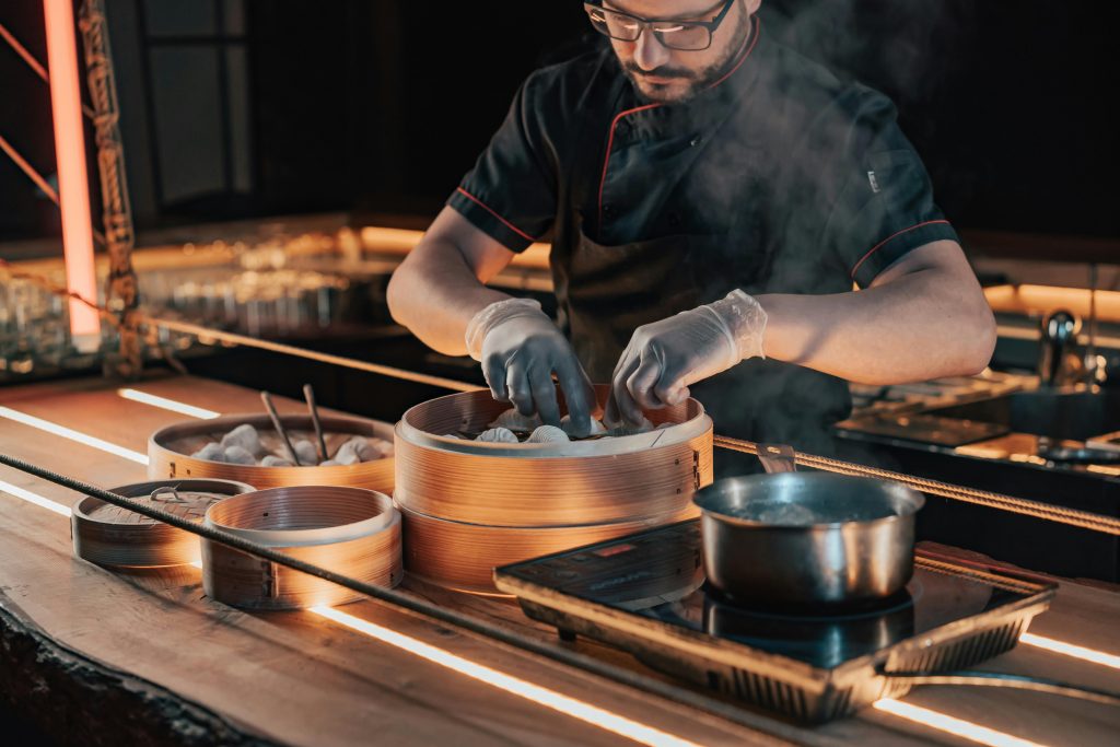 chef cuisinier, entrain de réaliser un repas 