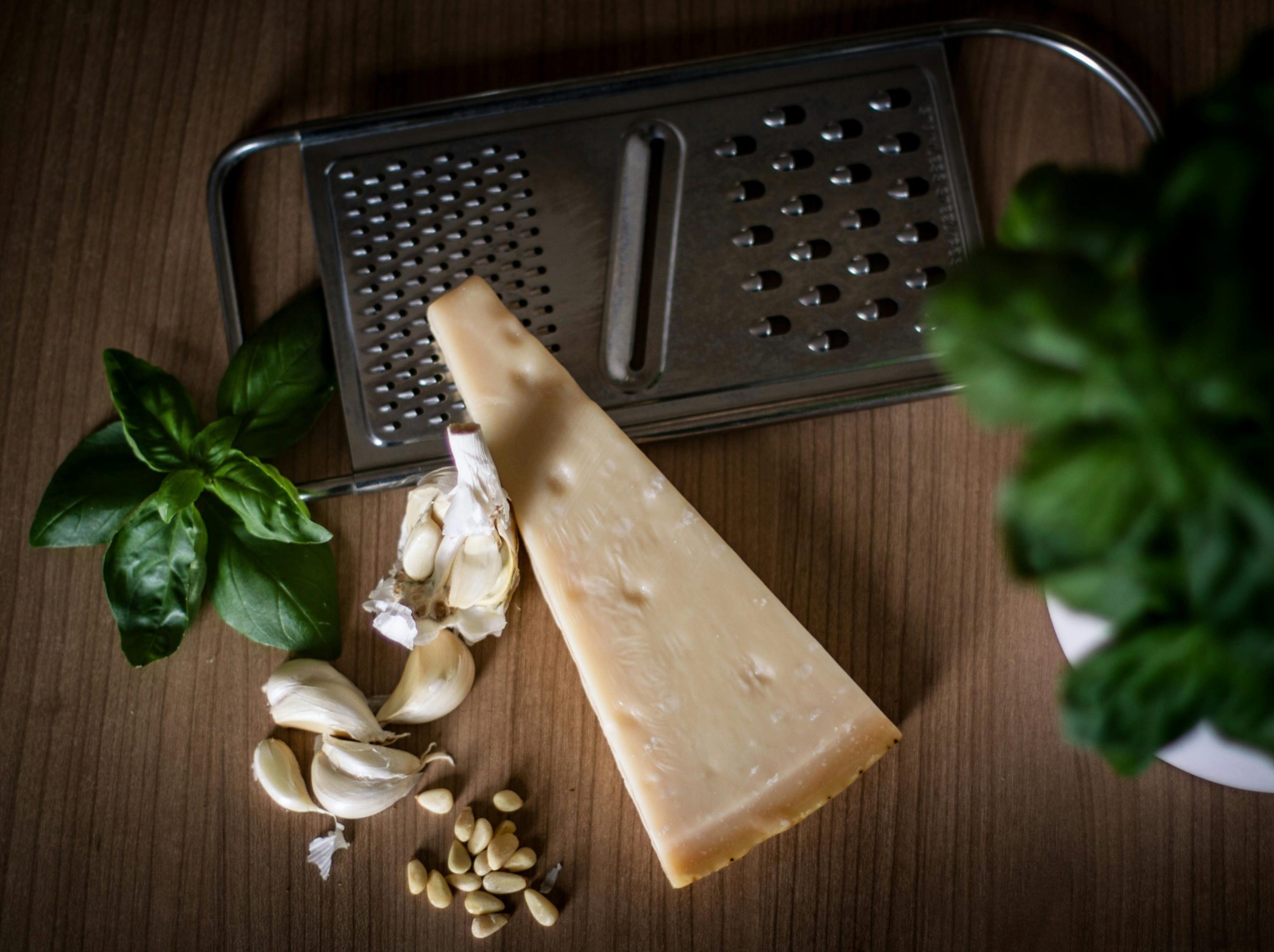 Pesto italien ingredients , basilic frais, d’ail, de pignons de pin, de parmesan et d’huile d’olive