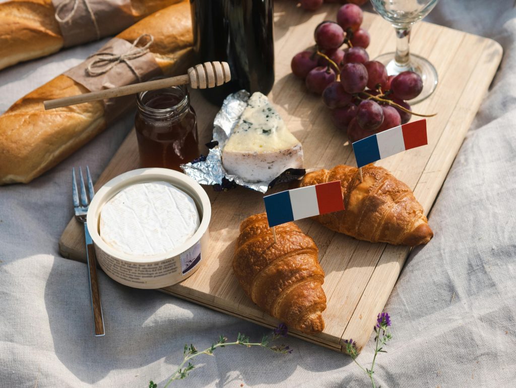 table avec du fromages et des croissants
